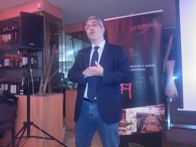 Carlos Iglesias, uno de los fundadores de Iniciador Granada, presentando el evento