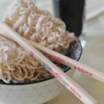 Cuenco de ramen con palillos