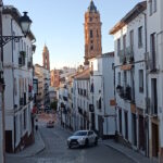 Cuesta de Zapateros con la torre de la Colegiata de San Sebastián en primer plano