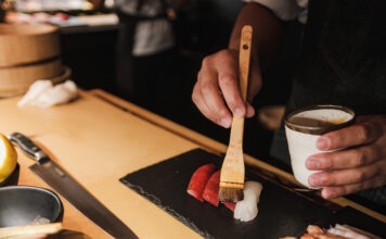 Cada una de estas técnicas ofrece una ventana única a la diversidad de la cocina japonesa, mostrando cómo diferentes métodos de cocción pueden resaltar los sabores, texturas y cualidades nutricionales de los alimentos de manera distinta, reflejando la riqueza y la complejidad de esta tradición culinaria.
