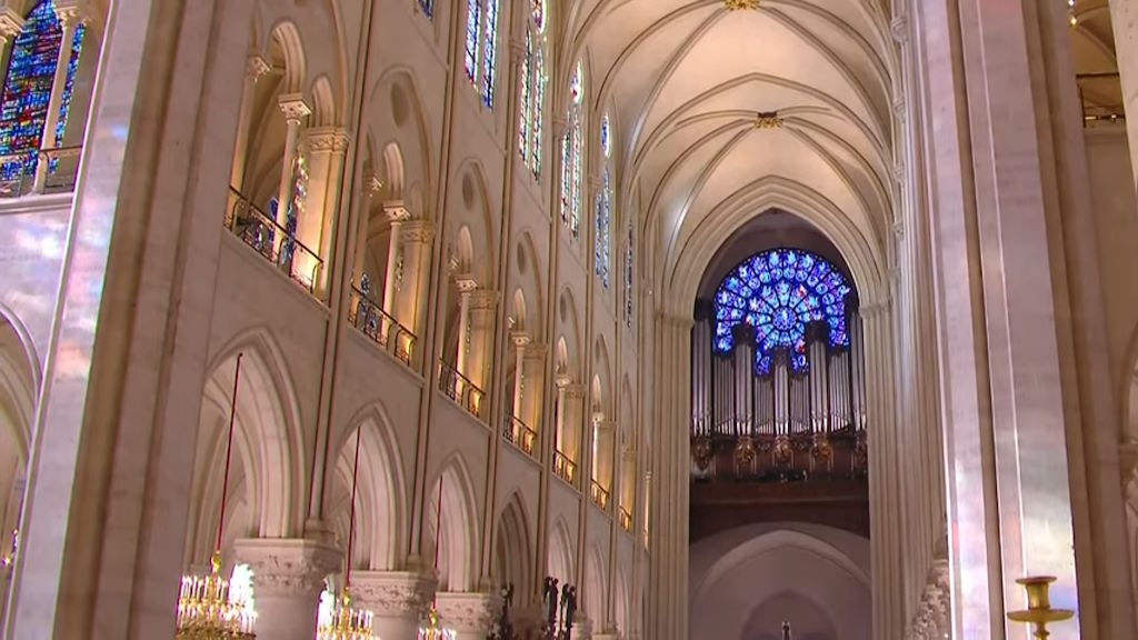 Aspecto de la nave central de Notre Dame el día de la reapertura en 2024 tras su restauración