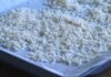 Originario de Japón, el panko es un tipo de pan rallado característico por su textura ligera y crujiente. A diferencia del pan rallado tradicional, el panko se elabora a partir de pan de miga blanca, sin corteza, horneado mediante un proceso eléctrico que le confiere una estructura aireada y porosa. Este método de cocción fue desarrollado en Japón durante el siglo XX, adaptando tecnologías originarias de la cocina europea para crear un producto único.