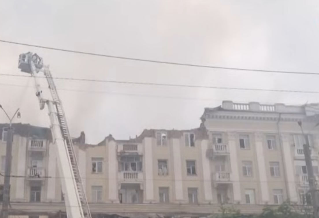 Edificio residencial en Ucrania atacado con bombas por la aviación Rusa