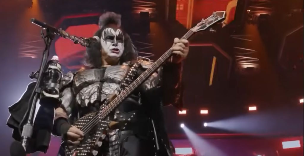 Gene Simmons bajista de Kiss durante un concierto de su gira de despedida en 2023
