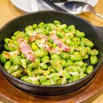 Edamame con panceta y queso