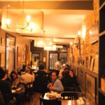 París – Bistró – Interior de un pequeño bistró parisino durante la cena