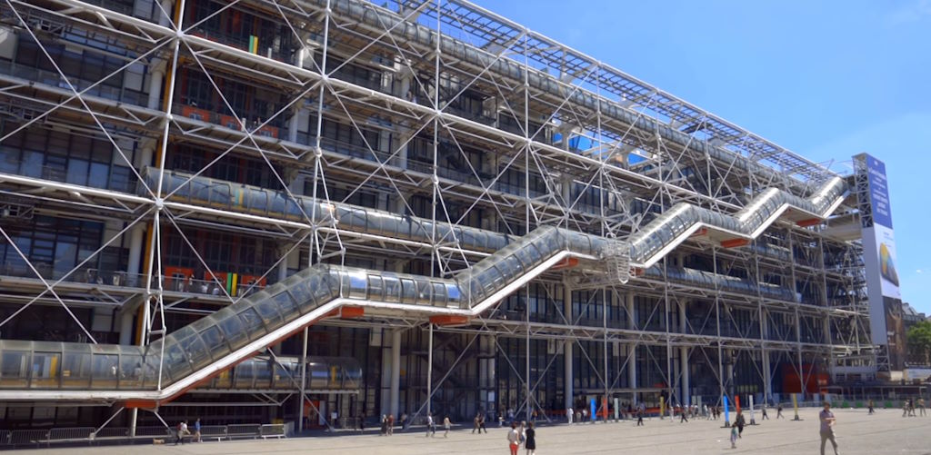 París - Centro Pompidou - Fachada delantera con el famoso ascensor