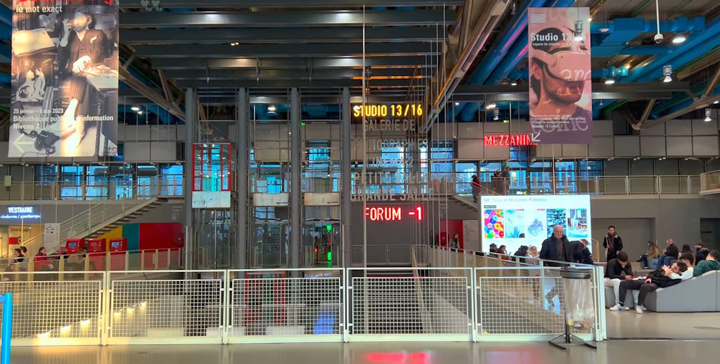 París - Centro Pompidou - Vestíbulo de entrada