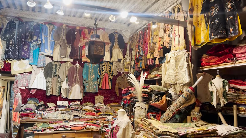 París - El Mercado de las Pulgas - Aspecto de una tienda de ropa vintage