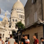 Paris – Montmartre – Calle de Montmartre con el Sacré Coeur al fondo