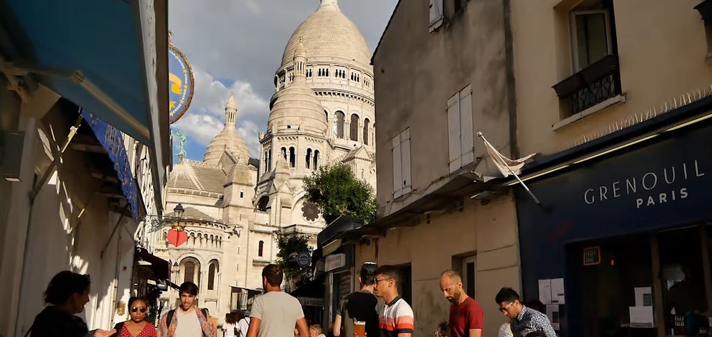 Paris - Montmartre - Calle de Montmartre con el Sacré Coeur al fondo