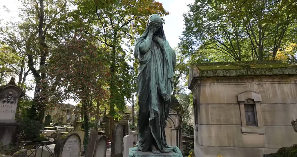 Paris - Père Lachaise - Estatua funeraria