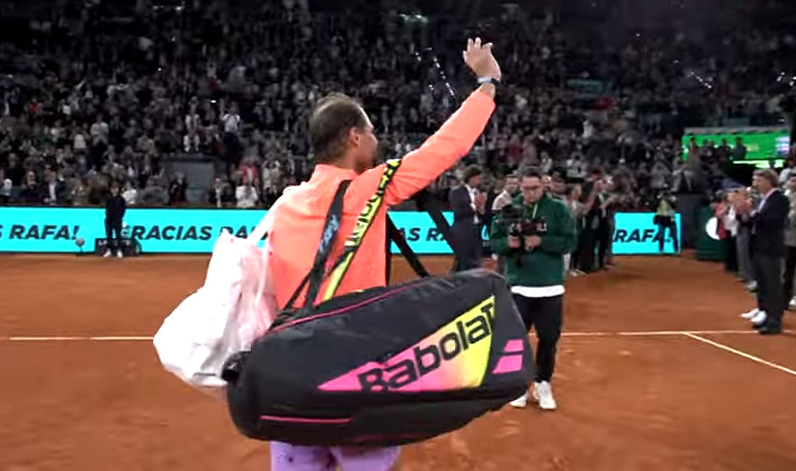 Rafa Nadal se despide del público madrileño tras jugar su último partido del Murua Madrid Open