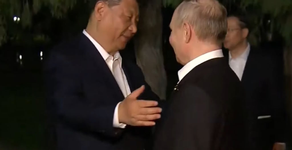 XI Jinping da el abrazo del oso panda al osito ruso
