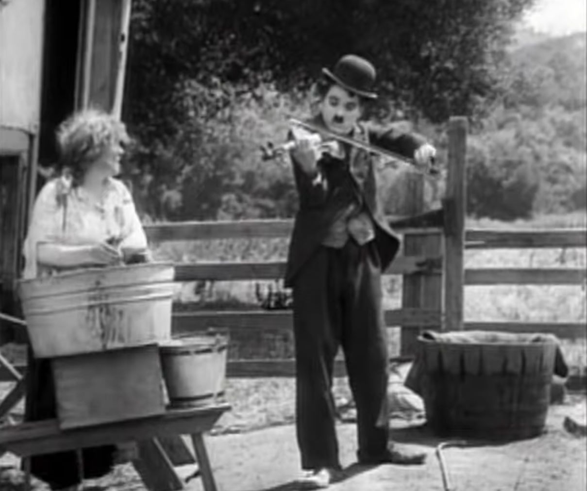 Charles Chaplin en una escena de El vagabundo de 1916