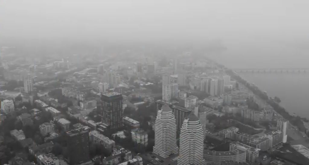 Ciudad cubierta por la niebla aunque cualquier medio woke te podría decir que son gases de efecto invernadero