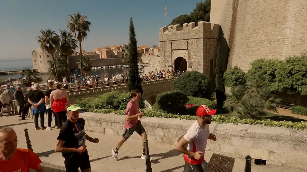 Corredores por el casco antiguo en el Maratón de Dubrobnik