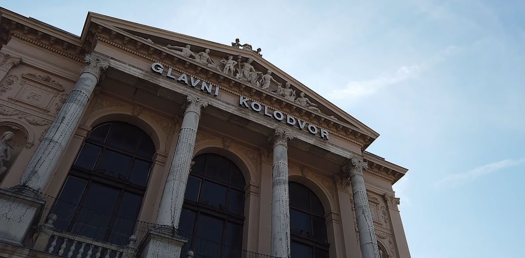 Entrada principal de la estación de tren de Zagreb