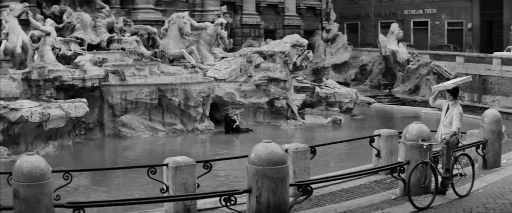 Escena del baño en la Fontana de Trevi de La dolce vita de Federico Fellini en 1960