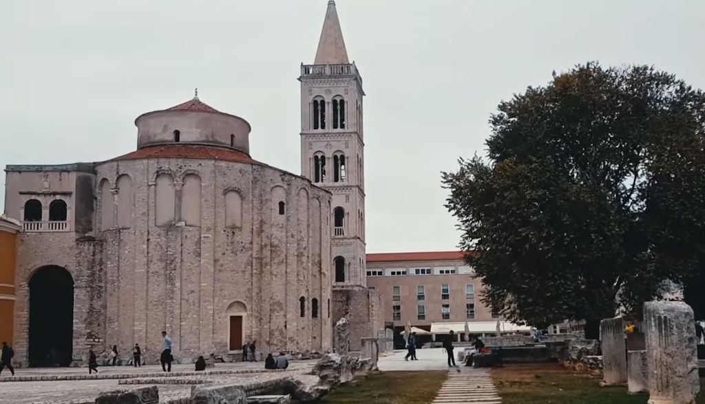 Iglesia de San Donato junto a los restos del foro romano de Zadar