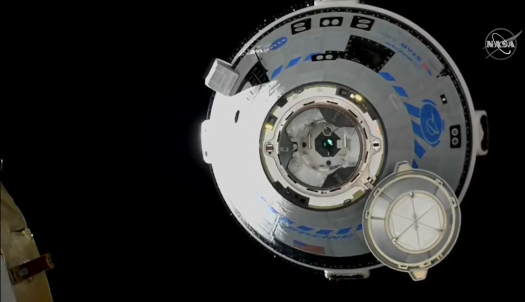 La cápsula Starliner en el momento de acoplarse a la Estación Espacial Internacional