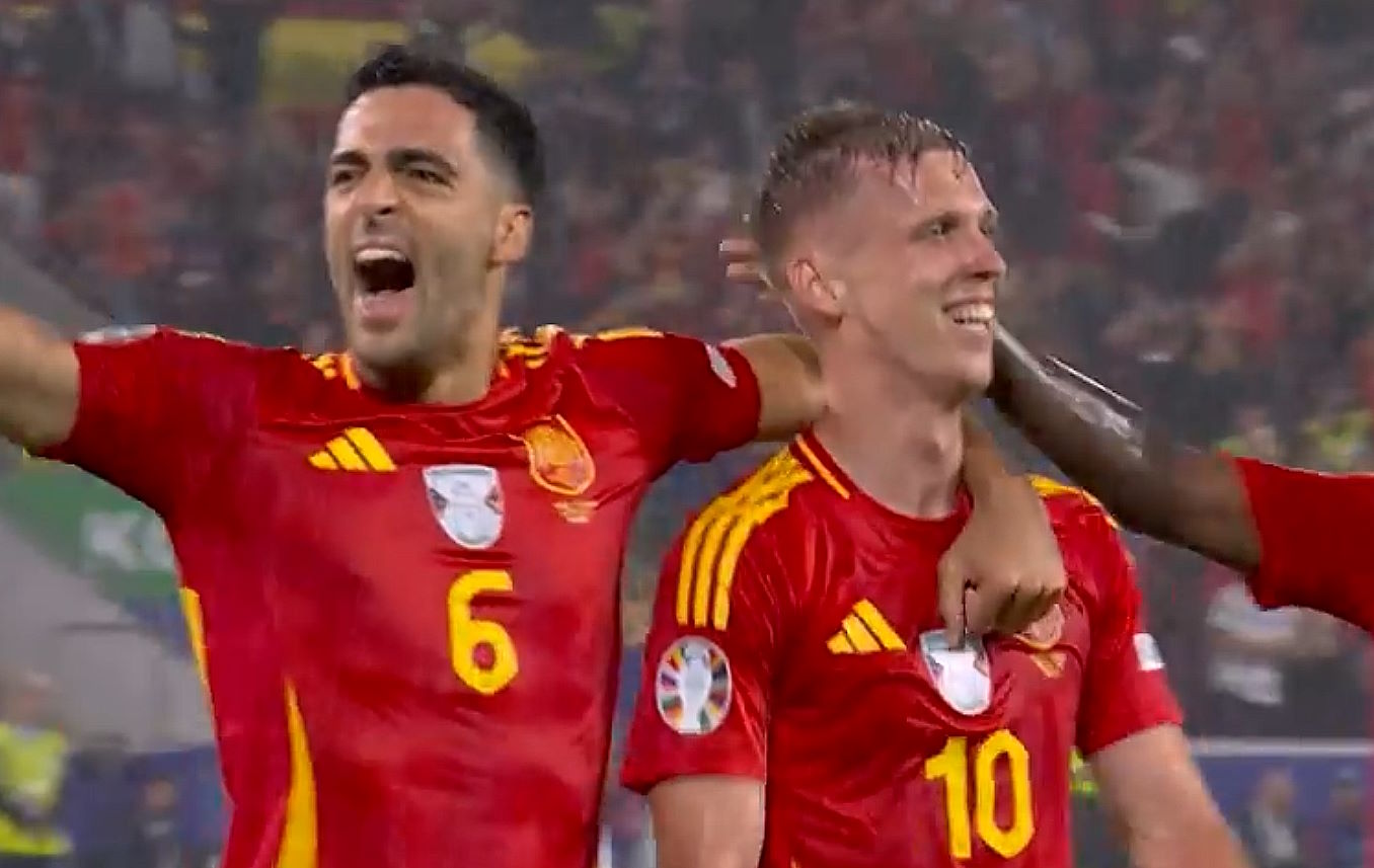 Mikel Merino celebra con Dani Olmo el cuarto gol de España frente a Georgia