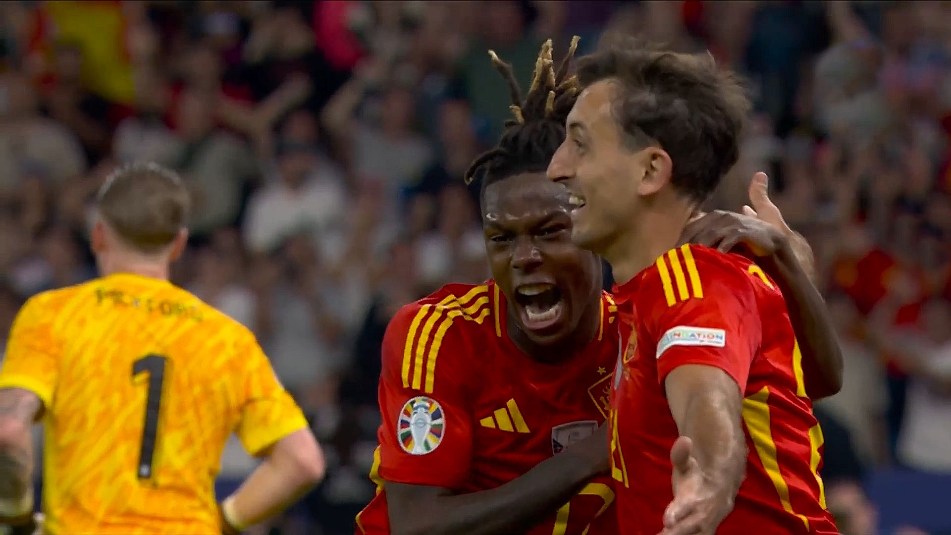 Nico Williams celebra con Oyarzábal el 2-1 en la final de la Eurocopa 2024