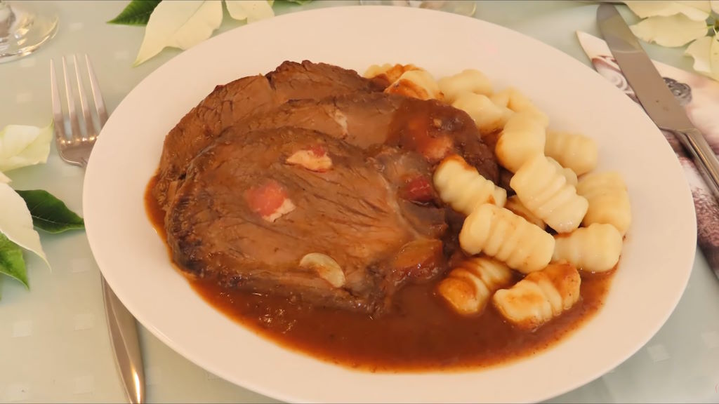 Plato de pašticada con guarnición de pasta casera