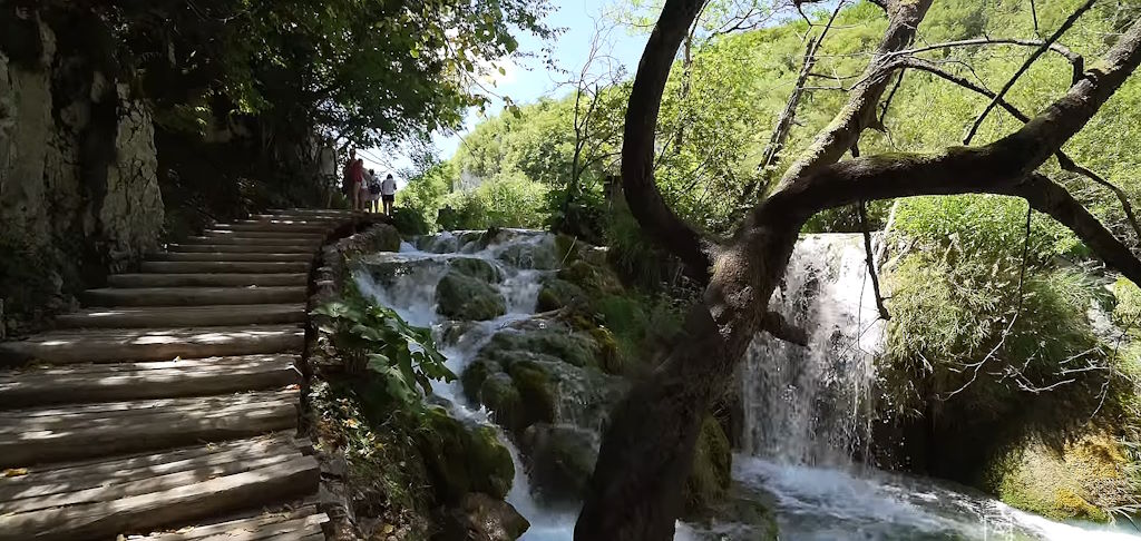 Sendero junto al rio en el Parque Nacional de Plitvice