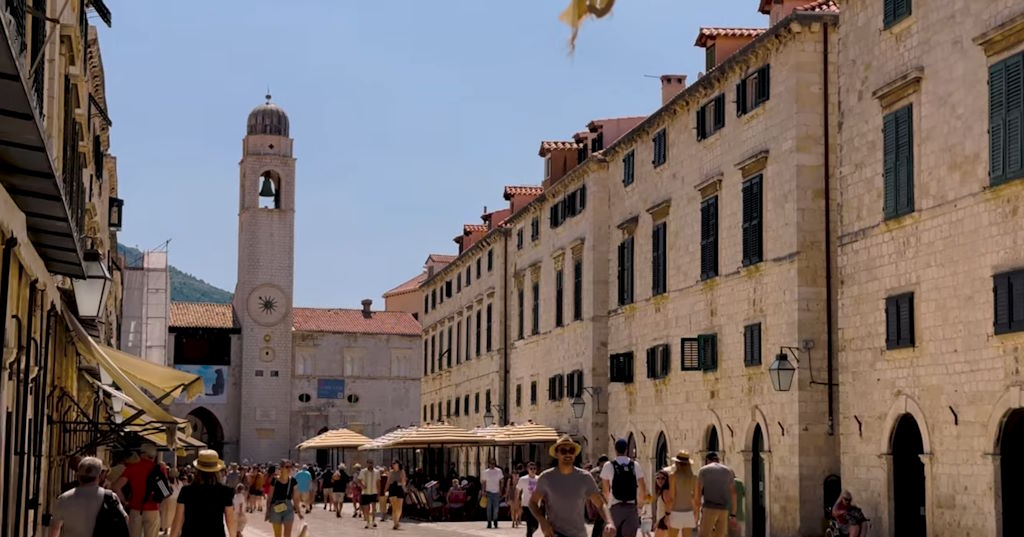 Zona turística de Dubrovnic llena de restaurantes y turistas