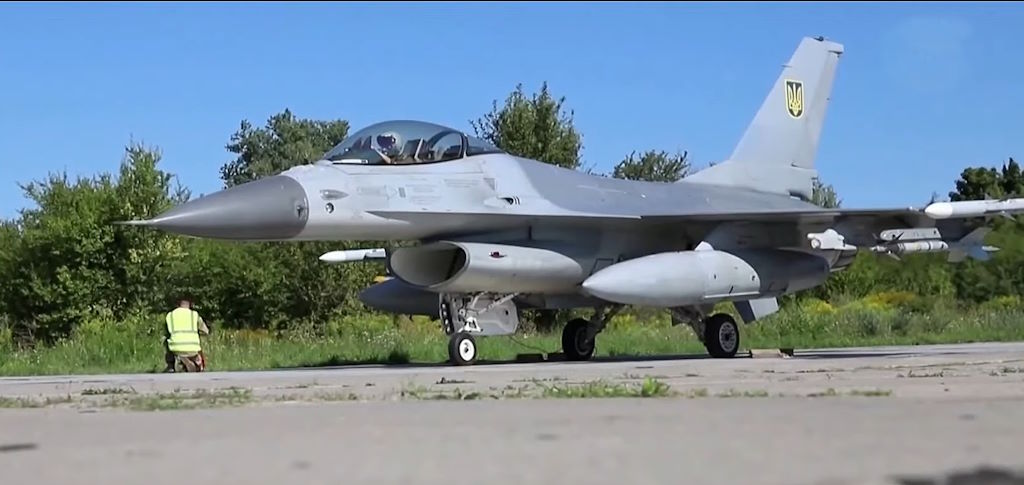 Caza F16 con el indicativo ucraniano