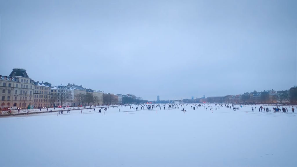 Cientos de patinadores disfrutan de los lagos helados del centro de Copenhague