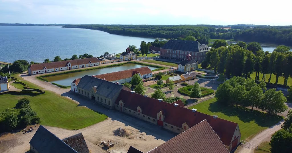 El castillo de Valdemars con su estanque embarcadero y dependencias auxiliares