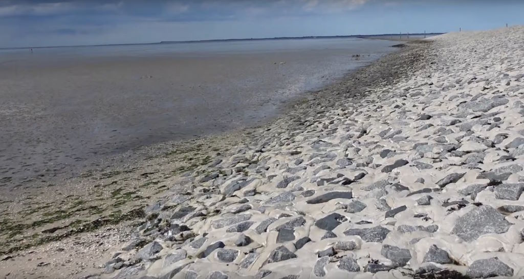 Extensísimas zonas del fondo marino quedan expuestas por la retirada de la marea en el Parque Nacional del Mar de Wadden