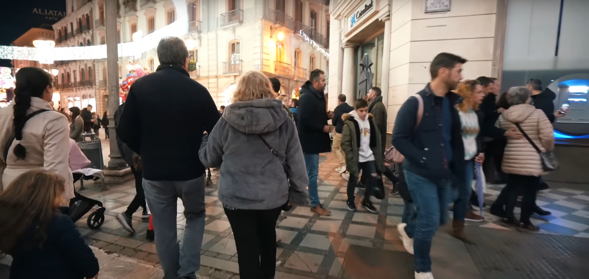 Gente chicoleteando en Puerta Real