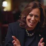 Kamala Harris siendo entrevistada en televisión