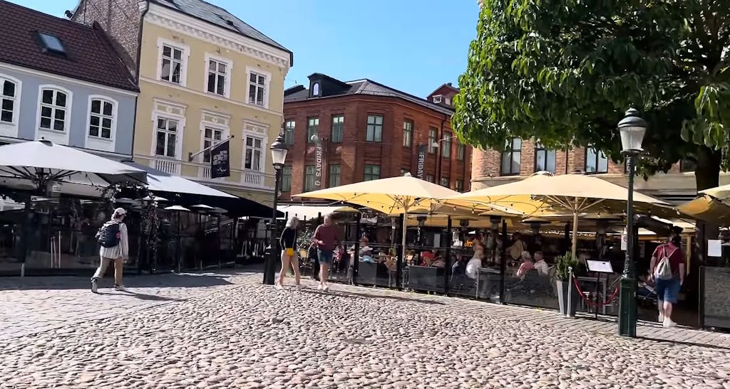 Las plazas de Malmo están llenas de restaurantes en verano