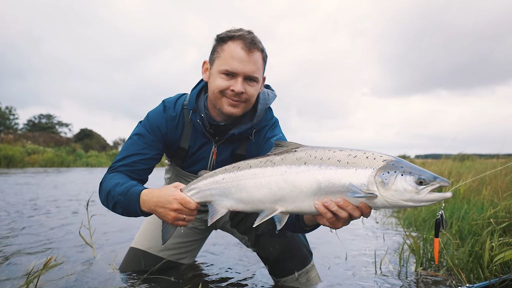 Pescador del canal de Youtube JustFishingDK mostrando una de sus capturas