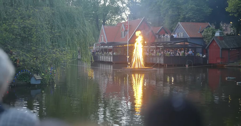 Pira del día Sankt Hans Aften en el Parque Tivoli de Copenhague