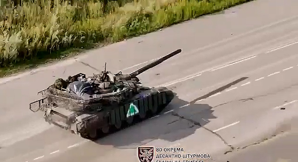 Tanque ucraniano con el triángulo que identifica a los vehículos que participan en la invasión de Kursk