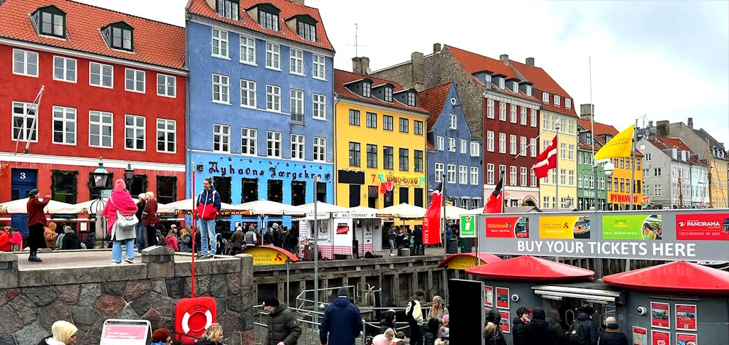 Turistas en el barrio portuario de Nyhavn