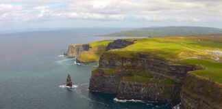 Los acantilados de Moher son mucho más que un simple atractivo turístico. Representan una conexión profunda con la historia geológica, la cultura irlandesa y el poder incontrolable de la naturaleza. Su capacidad para asombrar a los visitantes, ya sea a través de sus vistas sobre el Atlántico o de las aves que habitan en sus paredes, los convierte en uno de los lugares más memorables de Irlanda.