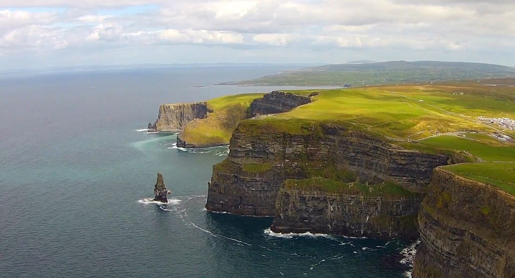 Los acantilados de Moher son mucho más que un simple atractivo turístico. Representan una conexión profunda con la historia geológica, la cultura irlandesa y el poder incontrolable de la naturaleza. Su capacidad para asombrar a los visitantes, ya sea a través de sus vistas sobre el Atlántico o de las aves que habitan en sus paredes, los convierte en uno de los lugares más memorables de Irlanda.