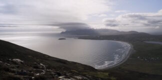 La isla de Achill, con su combinación de playas paradisíacas, montañas imponentes y riqueza cultural, es un destino imprescindible para quienes buscan explorar la Irlanda más salvaje y auténtica.