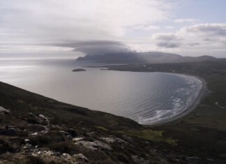 La isla de Achill, con su combinación de playas paradisíacas, montañas imponentes y riqueza cultural, es un destino imprescindible para quienes buscan explorar la Irlanda más salvaje y auténtica.