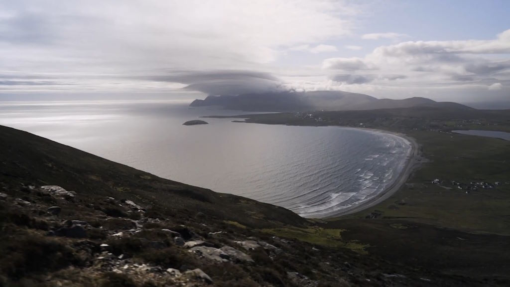 La isla de Achill, con su combinación de playas paradisíacas, montañas imponentes y riqueza cultural, es un destino imprescindible para quienes buscan explorar la Irlanda más salvaje y auténtica.