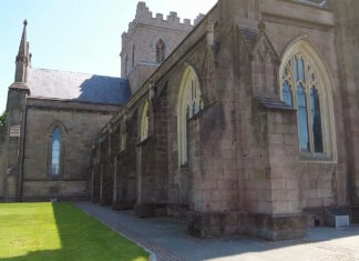 Armagh, con su profundo legado religioso, sus monumentos históricos y su ambiente acogedor, es un destino que combina espiritualidad y cultura