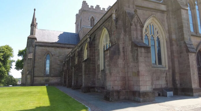 Armagh, con su profundo legado religioso, sus monumentos históricos y su ambiente acogedor, es un destino que combina espiritualidad y cultura