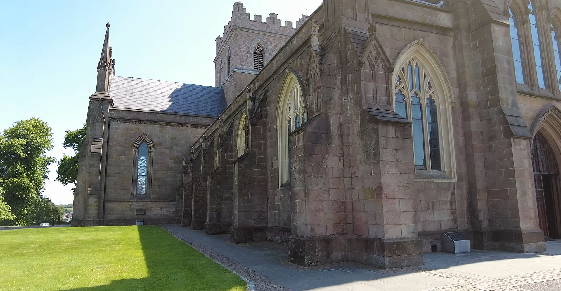 Armagh, con su profundo legado religioso, sus monumentos históricos y su ambiente acogedor, es un destino que combina espiritualidad y cultura