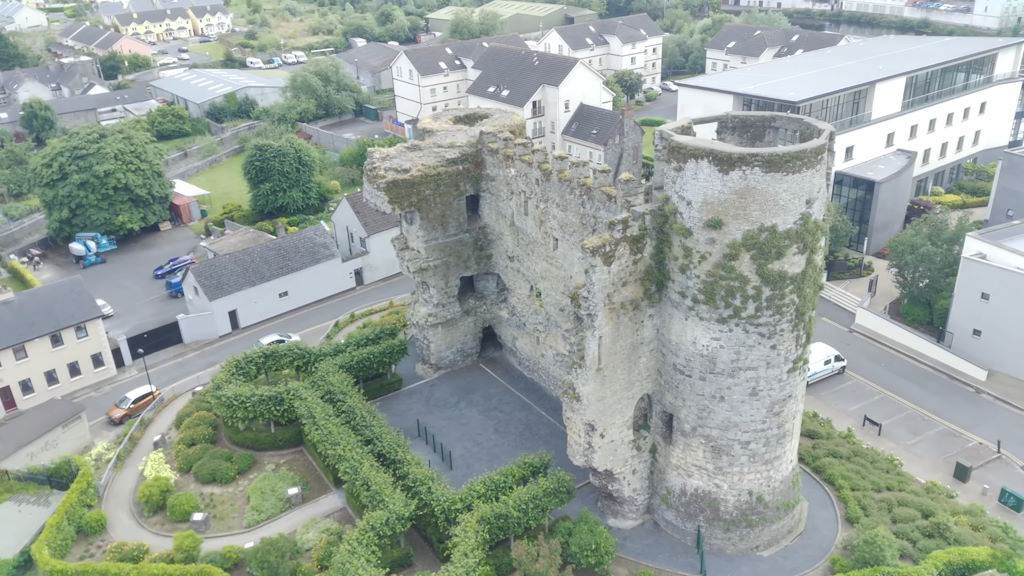 El condado de Carlow es un destino que combina historia, naturaleza y paisajes tranquilos. Con sus castillos menos conocidos, sus impresionantes jardines y su patrimonio prehistórico, Carlow ofrece una experiencia única para quienes buscan escapar de las multitudes y explorar una Irlanda más íntima y auténtica.